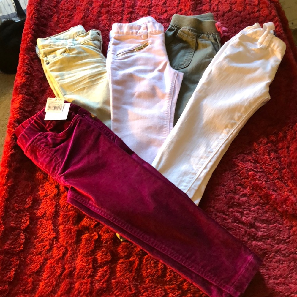 🌸FIVE PAIRS OF LITTLE GIRLS PANTS AND JEANS🌺
